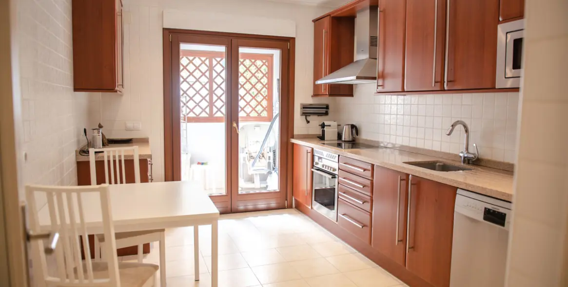 Долгосрочная аренда апартаментов на первом этаже в Marbella (район Marbella) 6