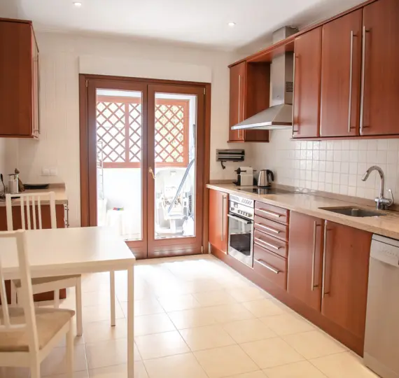 Апартаменты на первом этаже R3882148