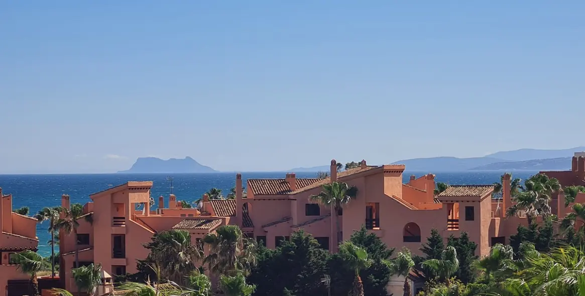 Sale of middle floor apartment in Estepona 2