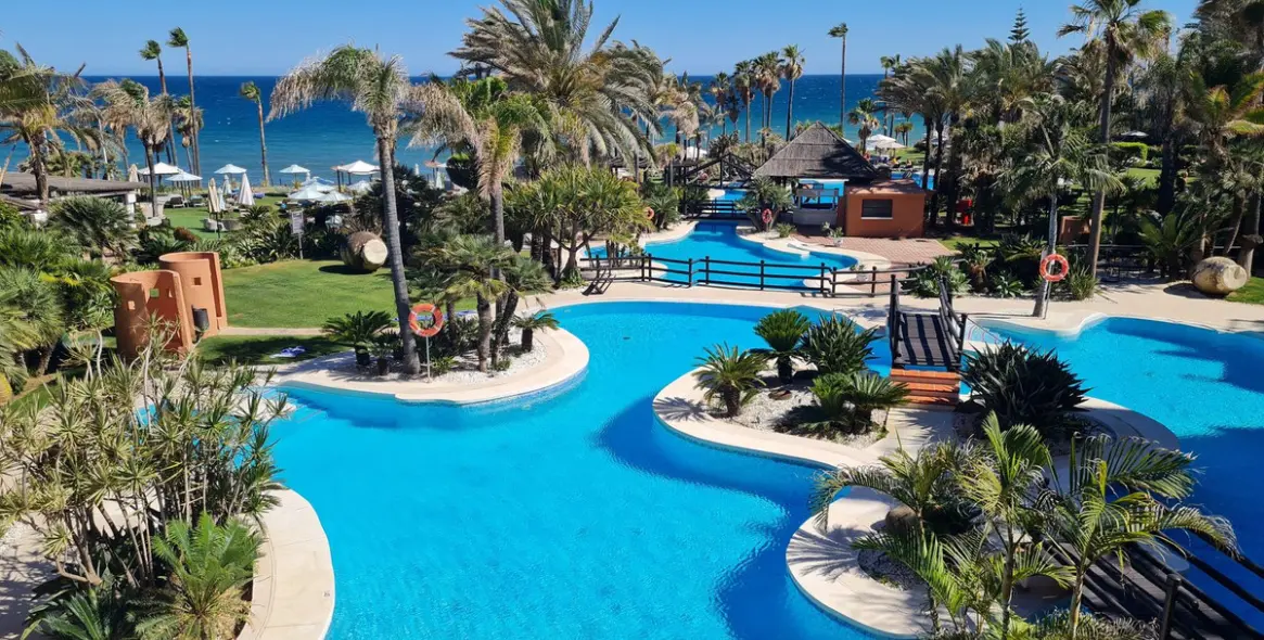 Sale of middle floor apartment in Estepona 3