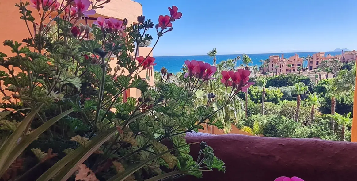 Sale of middle floor apartment in Estepona 4