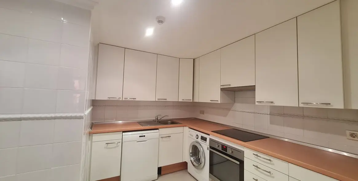 Sale of middle floor apartment in Estepona 16