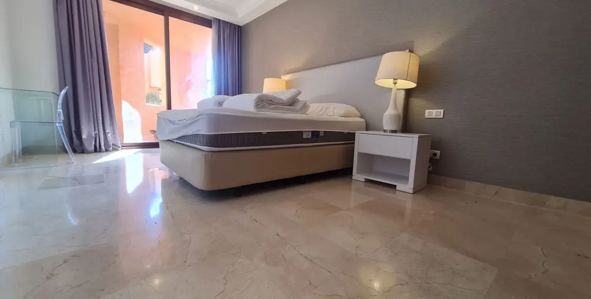 Sale of middle floor apartment in Estepona 17