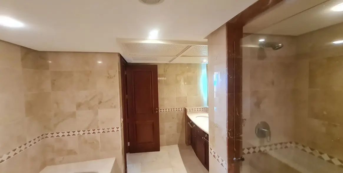 Sale of middle floor apartment in Estepona 20