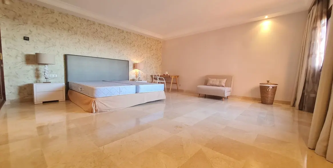 Sale of middle floor apartment in Estepona 23