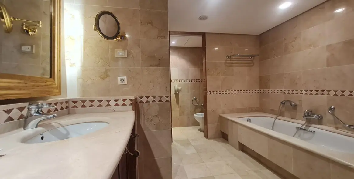 Sale of middle floor apartment in Estepona 25