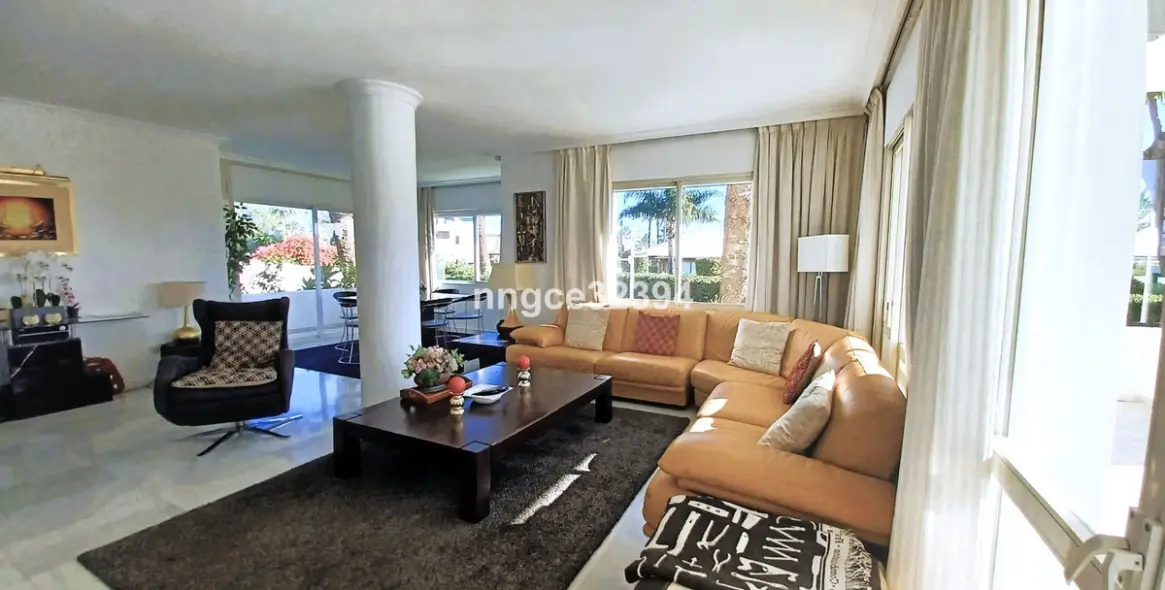 Venta de apartamento en planta baja en San Pedro de Alcántara 5