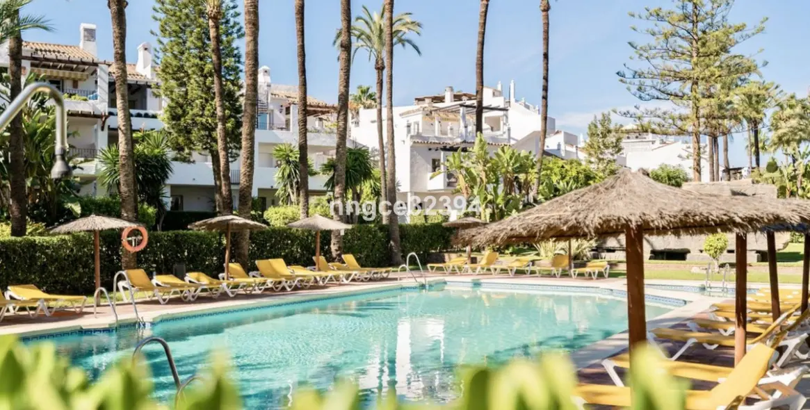 Venta de apartamento en planta baja en San Pedro de Alcántara 15