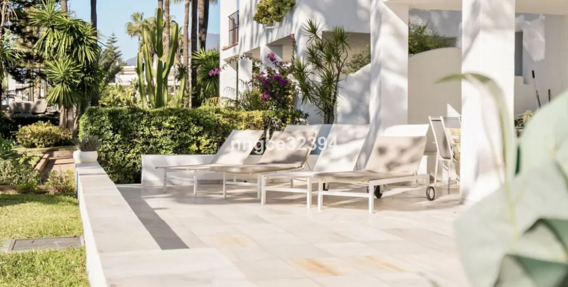 Venta de apartamento en planta baja en San Pedro de Alcántara 16