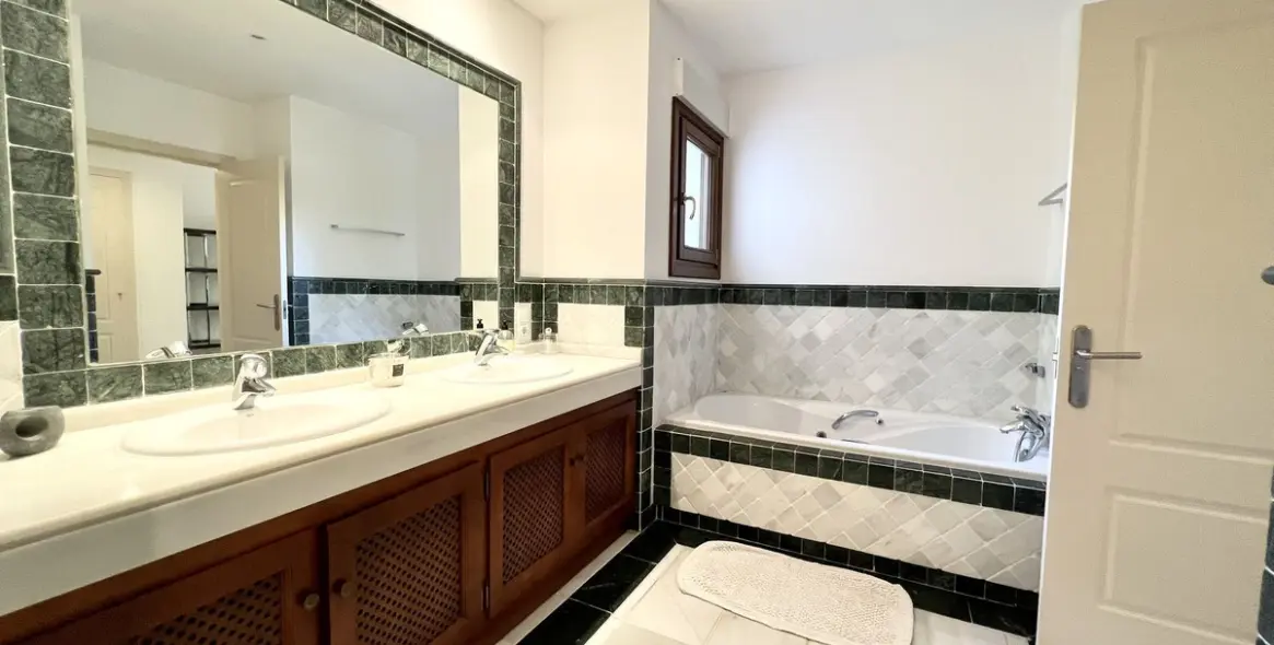 Продажа апартаментов на первом этаже в The Golden Mile 27