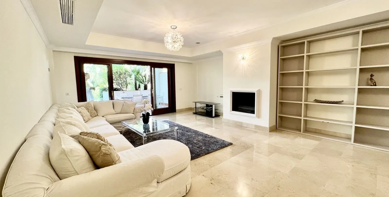 Долгосрочная аренда апартаментов на первом этаже в The Golden Mile 2