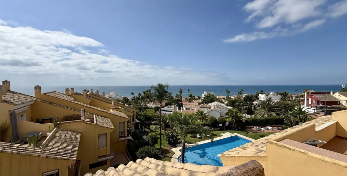 Продажа дома на две семьи в Elviria 1