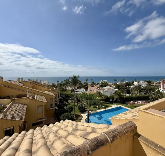 Продажа дома на две семьи в Elviria