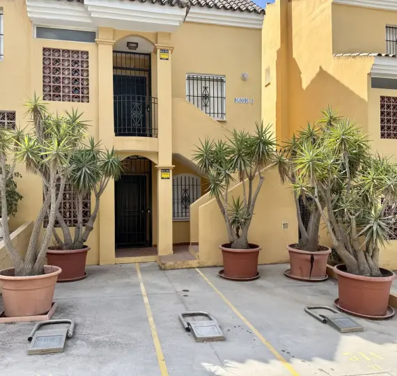 Продажа дома на две семьи в Elviria