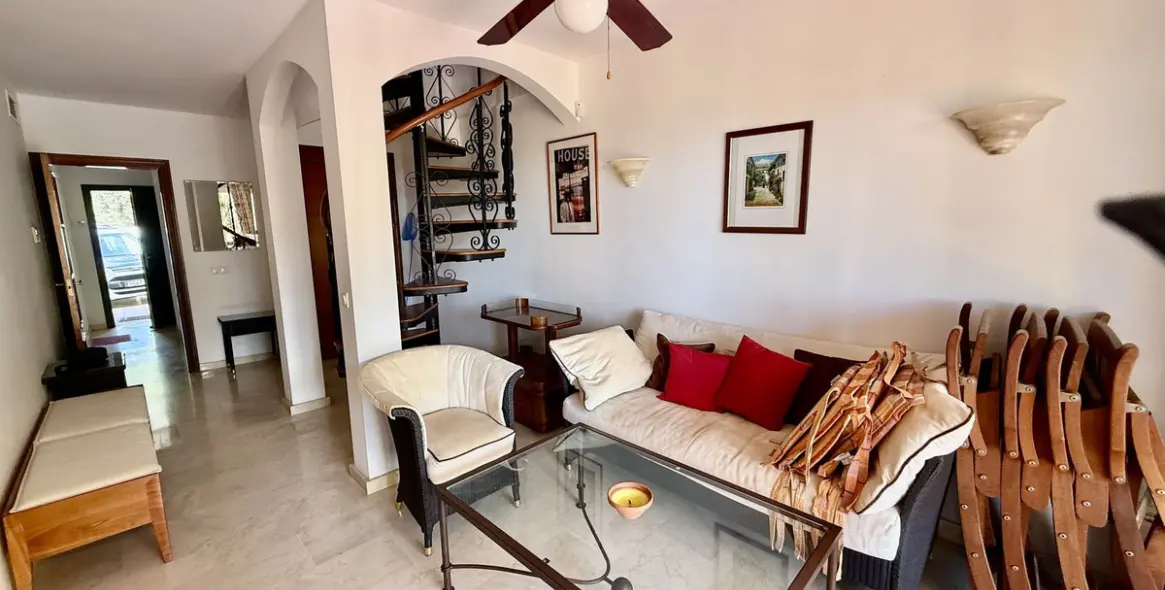 Продажа дома на две семьи в Elviria 4