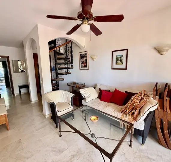 Продажа дома на две семьи в Elviria