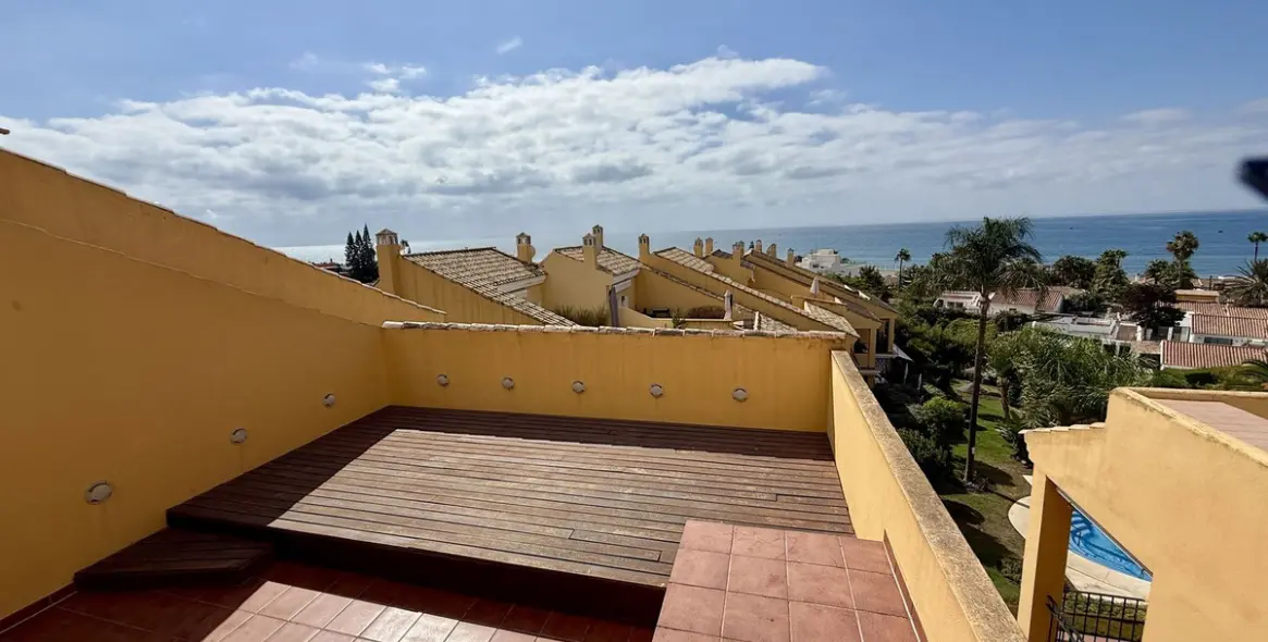 Продажа дома на две семьи в Elviria 6