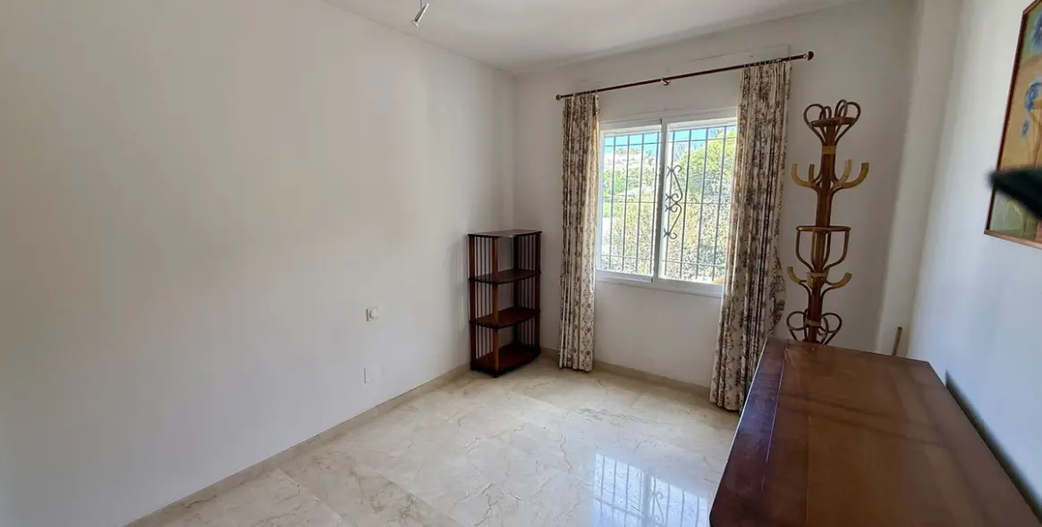 Продажа дома на две семьи в Elviria 11