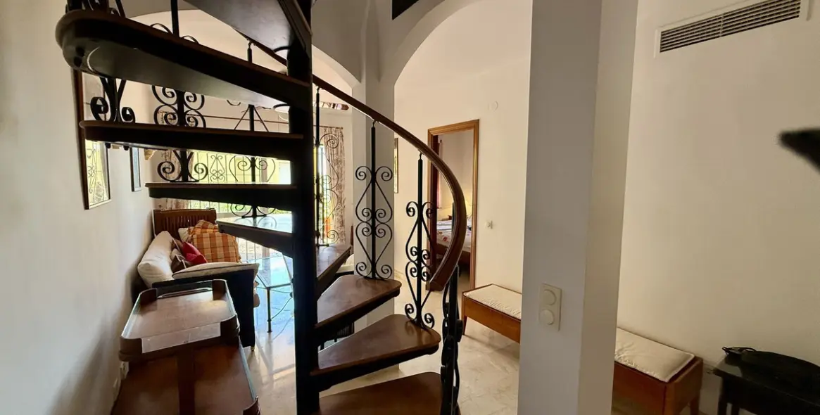 Продажа дома на две семьи в Elviria 19