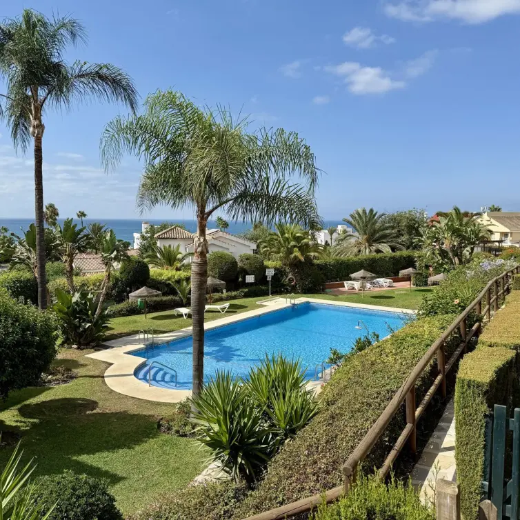 Продажа дома на две семьи в Elviria