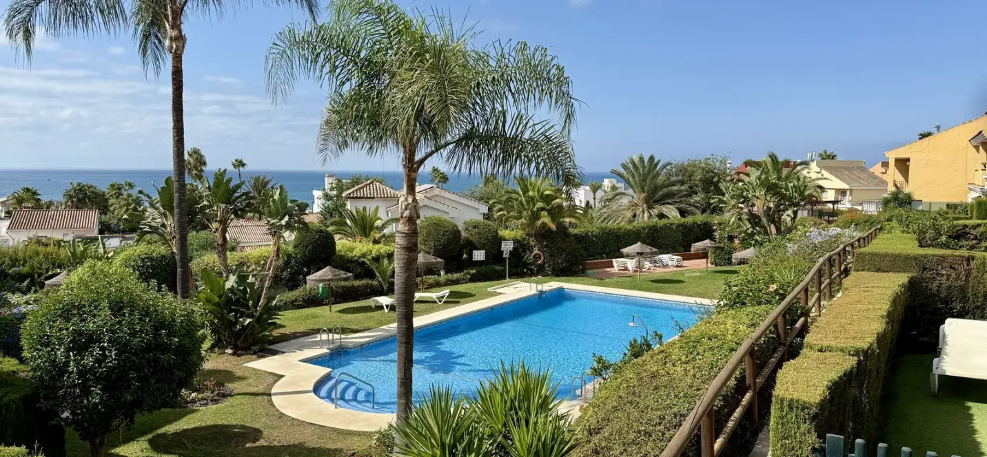Продажа дома на две семьи в Elviria 0