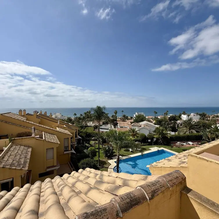 Продажа дома на две семьи в Elviria