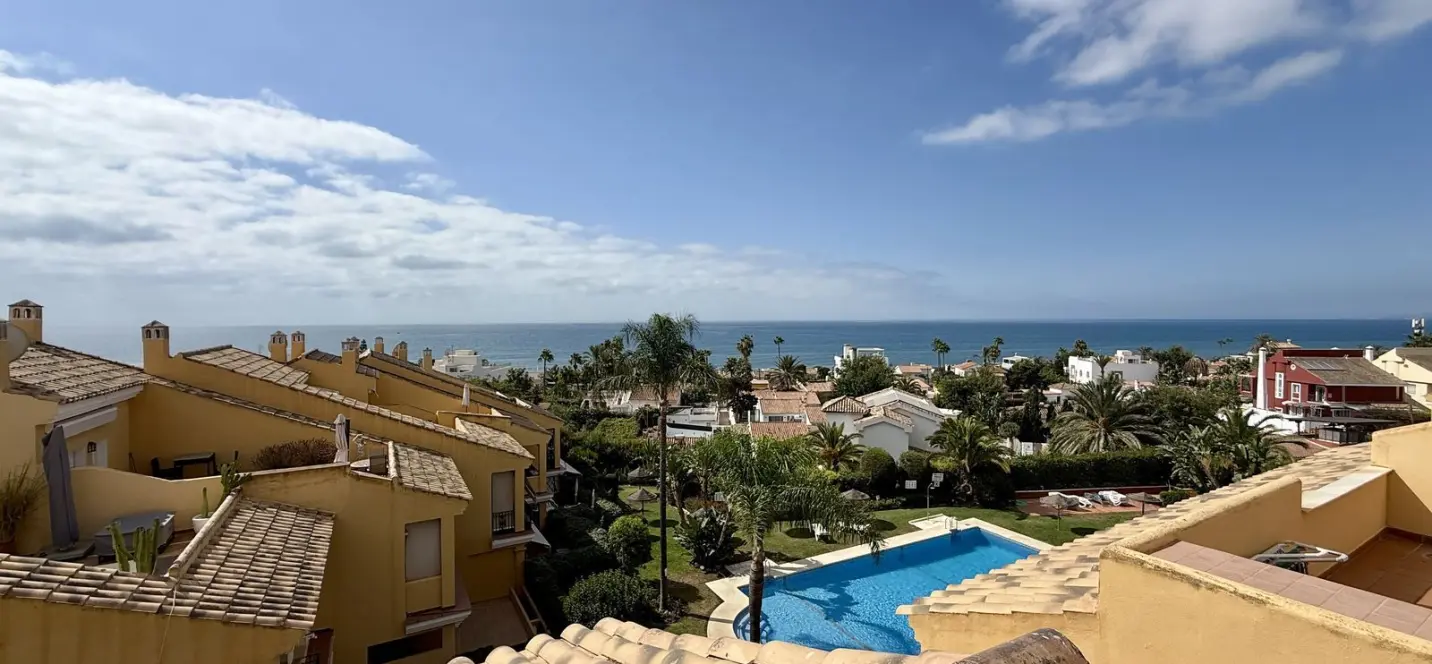 Продажа дома на две семьи в Elviria 1