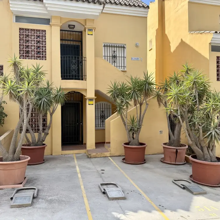 Продажа дома на две семьи в Elviria