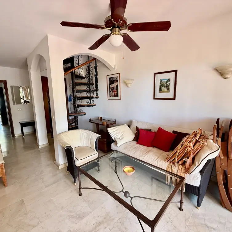 Продажа дома на две семьи в Elviria