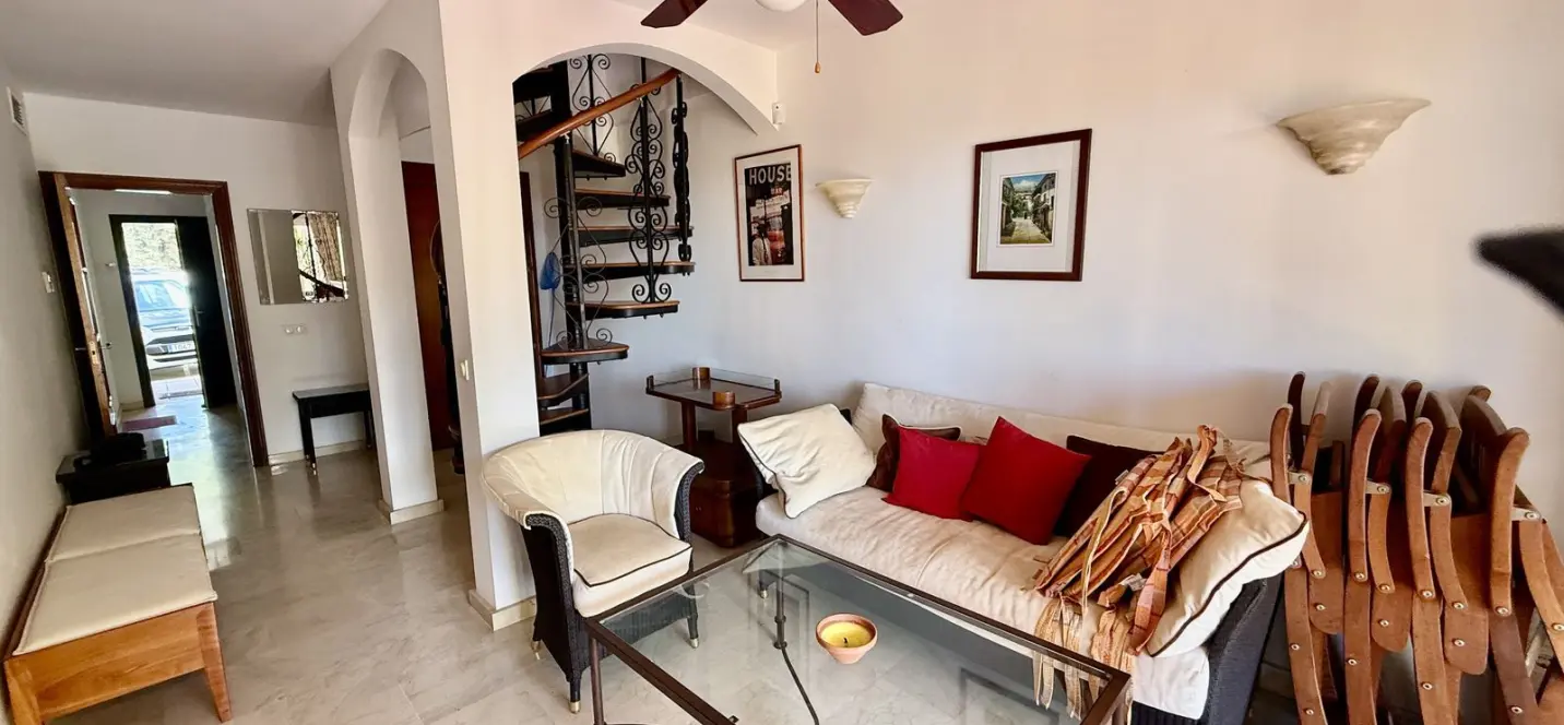 Продажа дома на две семьи в Elviria 4