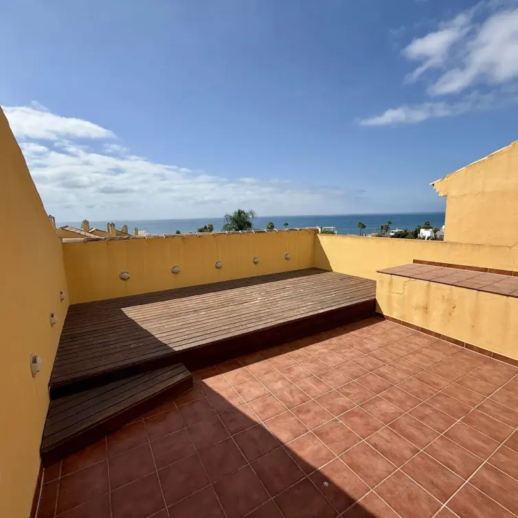 Продажа дома на две семьи в Elviria