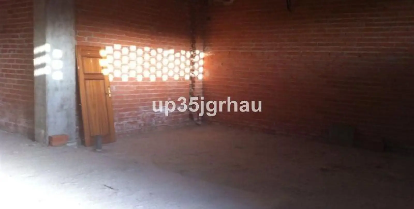 Sale of shop in Estepona 2
