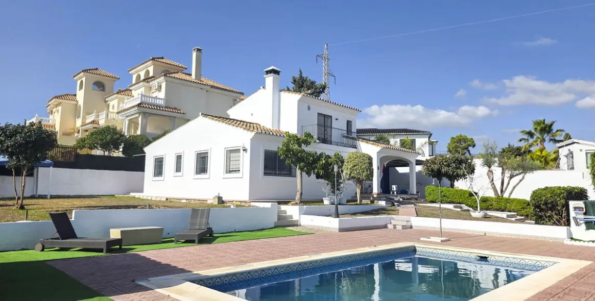 Sale of detached villa in Estepona 2