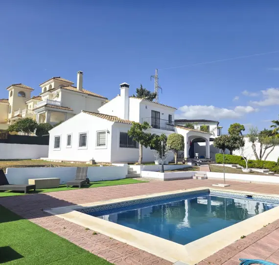 Sale of detached villa in Estepona