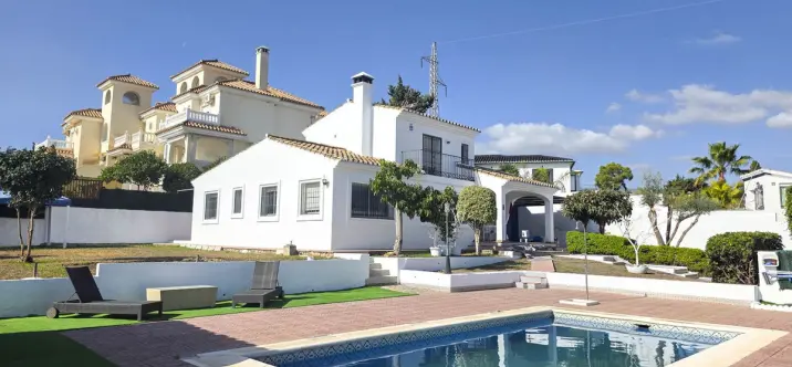 Sale of detached villa in Estepona 1