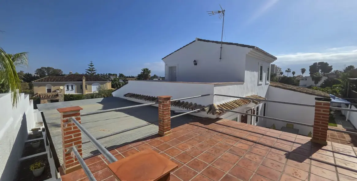 Sale of detached villa in Estepona 11