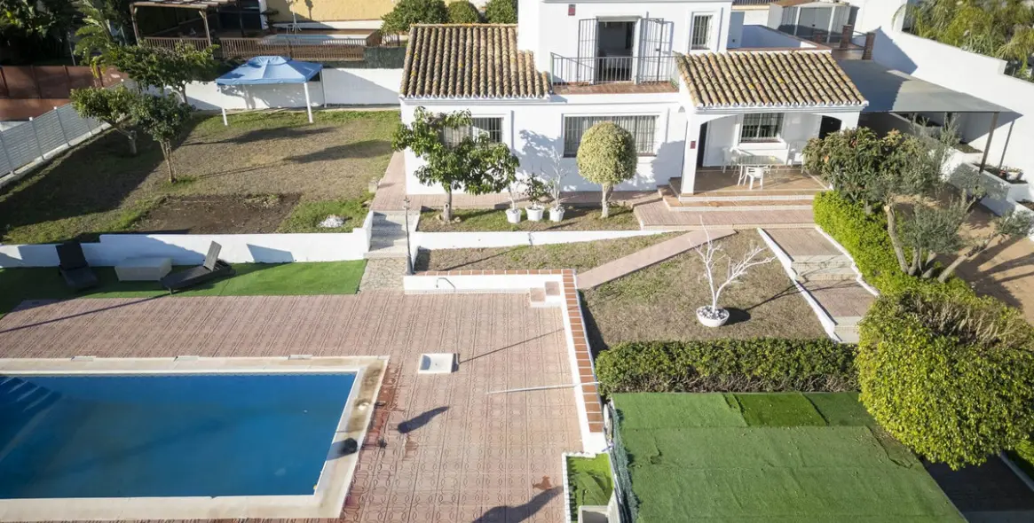 Sale of detached villa in Estepona 18