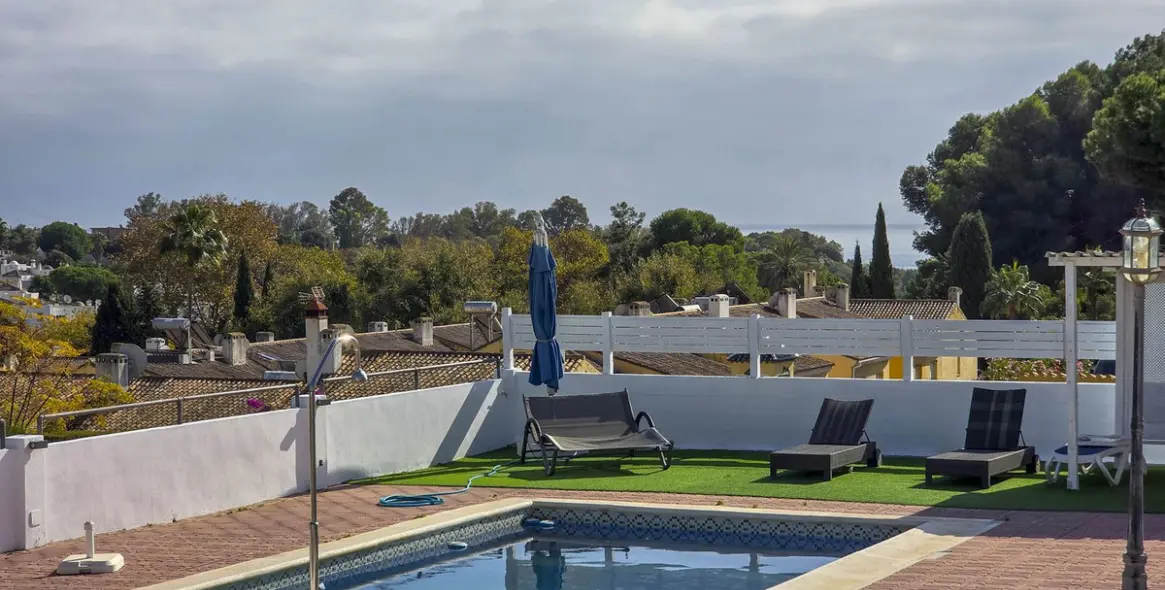 Sale of detached villa in Estepona 19