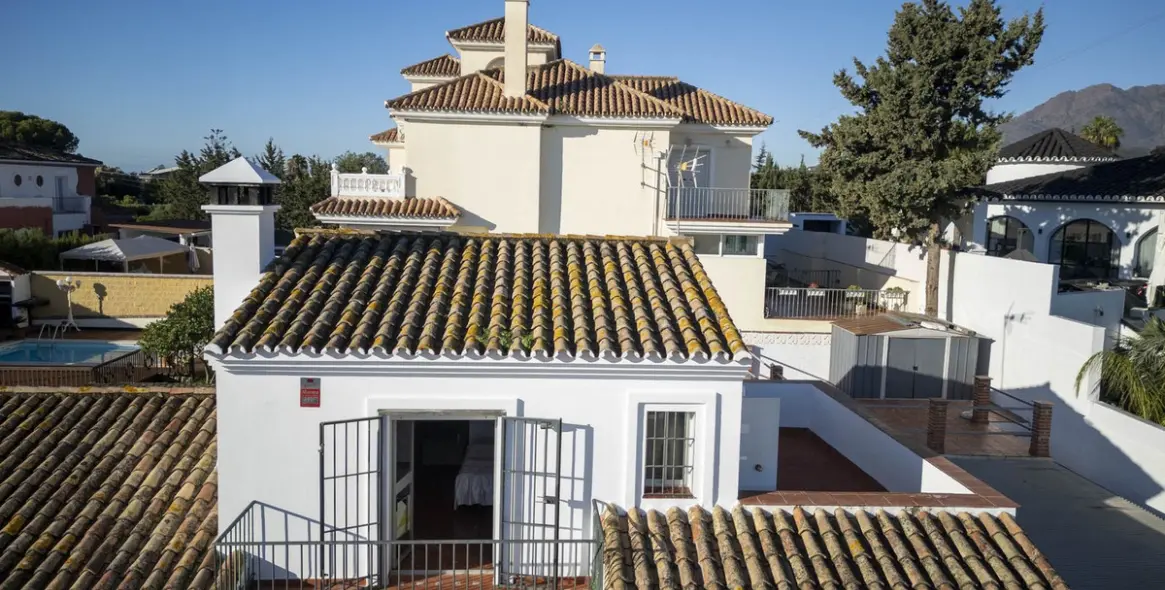 Sale of detached villa in Estepona 24