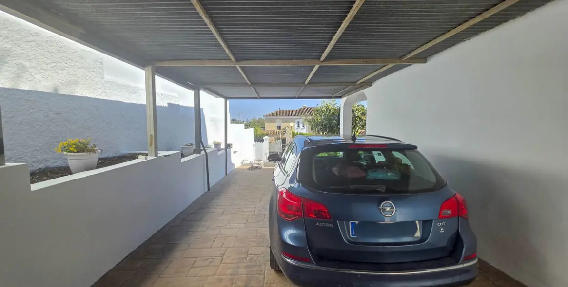 Sale of detached villa in Estepona 25