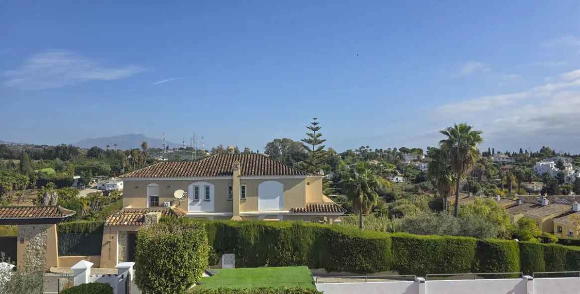 Sale of detached villa in Estepona 28