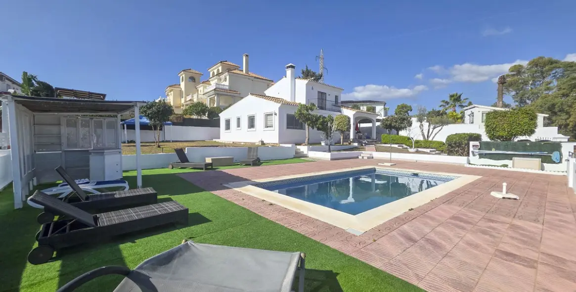 Sale of detached villa in Estepona 30