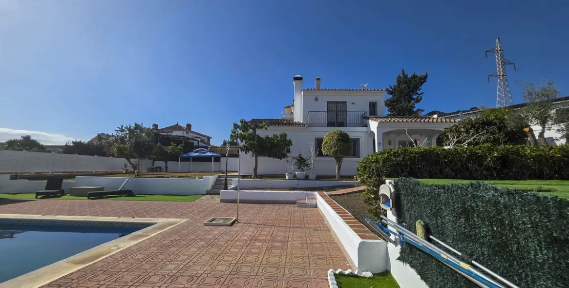 Sale of detached villa in Estepona 32