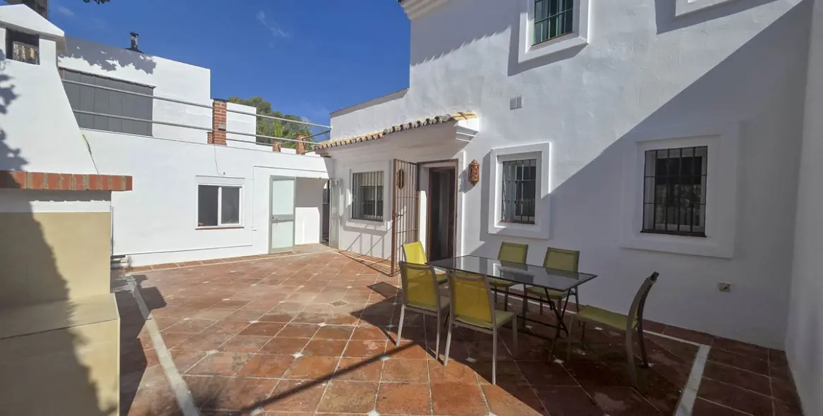 Sale of detached villa in Estepona 34
