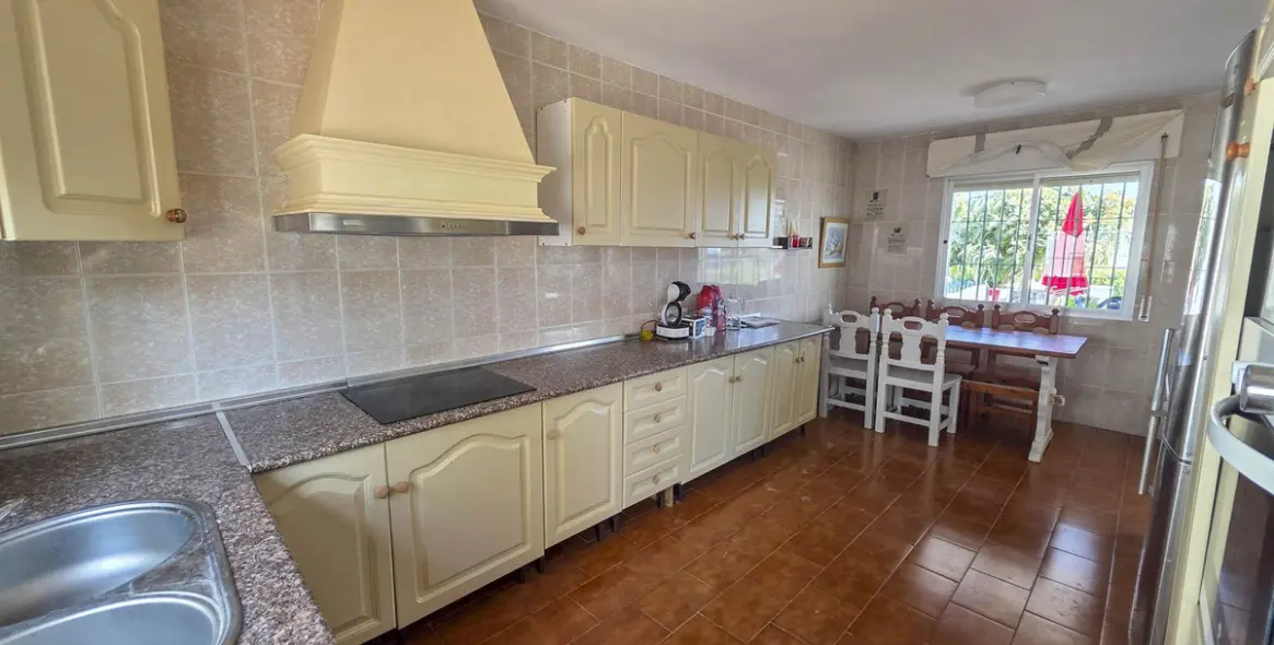 Sale of detached villa in Estepona 39