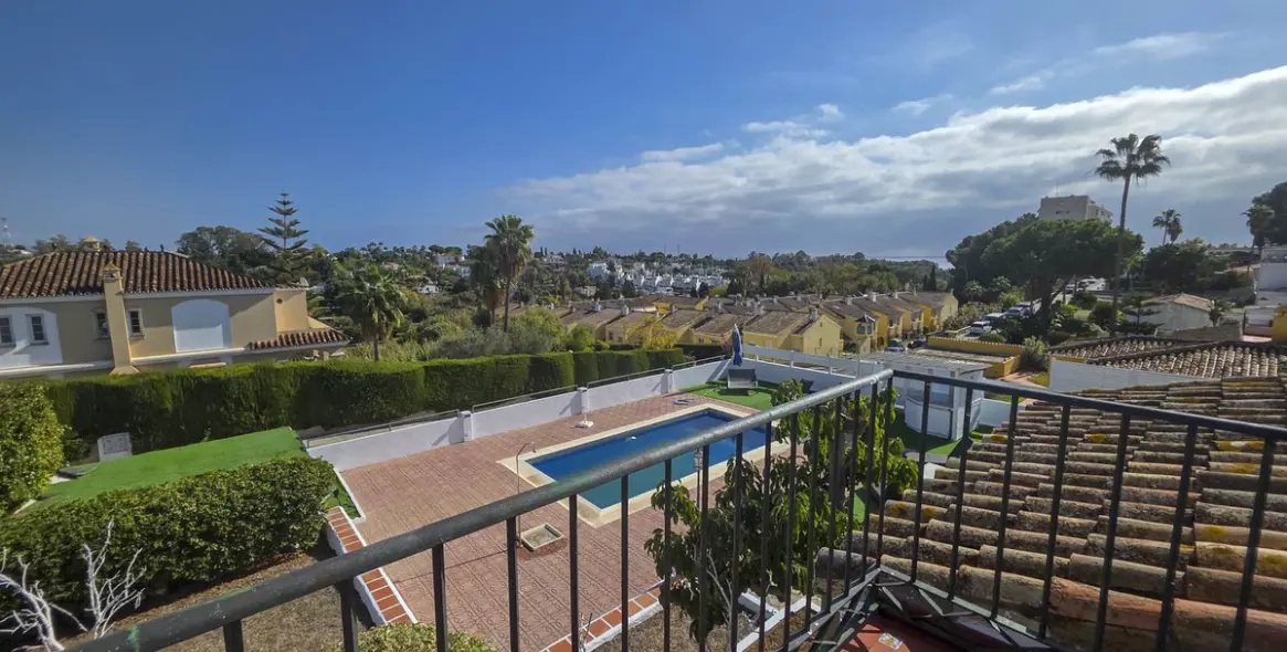 Sale of detached villa in Estepona 46