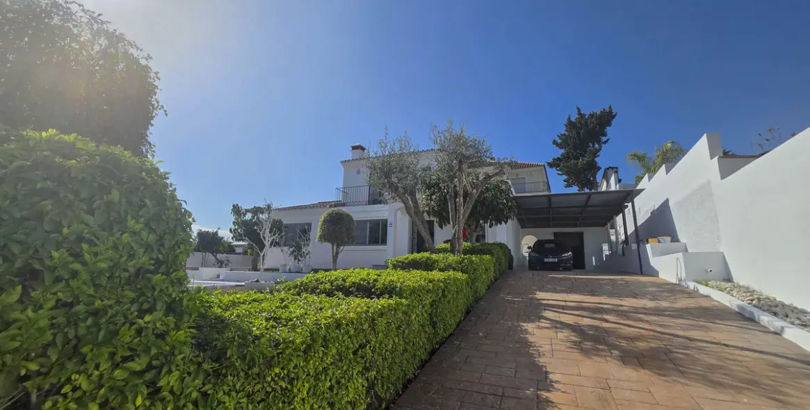 Sale of detached villa in Estepona 61