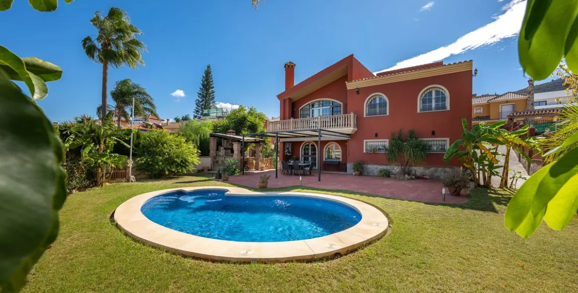 Продажа  отдельно стоящей виллы в Alhaurín de la Torre 1