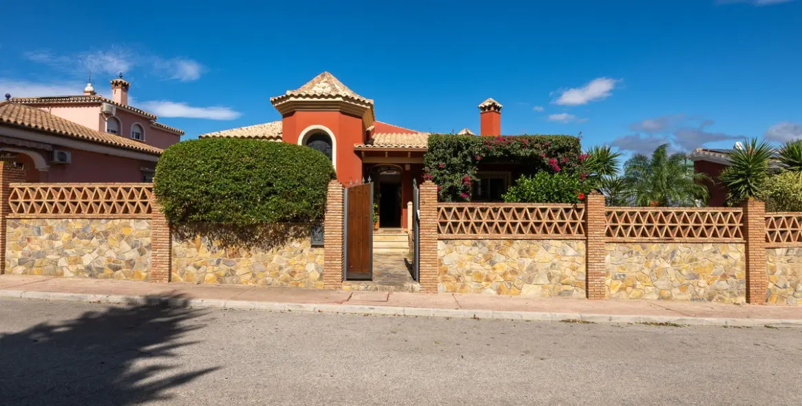 Продажа  отдельно стоящей виллы в Alhaurín de la Torre 2