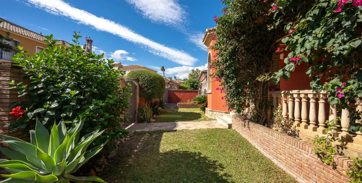 Продажа  отдельно стоящей виллы в Alhaurín de la Torre 11